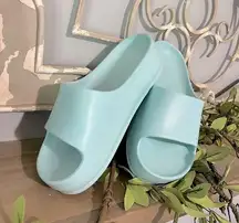 The Comfy Trendy Beach Shoes Bali Platform Slides Foamy  Aqua Womens 7 Sandals New