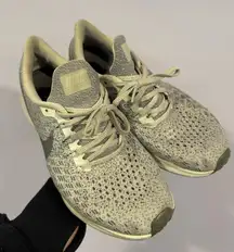 Grey Nike zoom tennis shoes‎