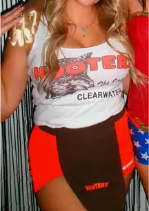 New Women’s Hooters Tank and Shorts Outfit from Clearwater Florida Size Medium 