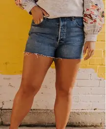 Levi's Med Wash High Rise Raw Hem Mom Perfectly Slimming 512 Denim Short 10‎ #