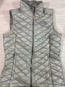 THE NORTH FACE SMALL ✨ Women's Silver Quilted Vest zip up with pockets GUC