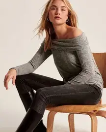 ‼️Abercrombie Cozy Off-the-Shoulder Lightweight Sweater Top‼️