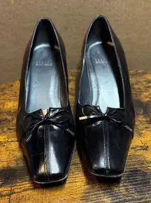 Stuart Weitzman Pointed Toe Low Heel Pumps Black Leather with Bow Accent size 8