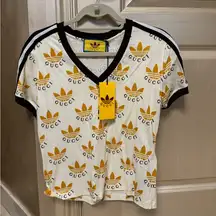 Authentic NWT Gucci Cream and Gold Logo Tee