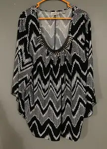 Avenue Black And White Chevron Print Detailed Neck Bat Wing Top Size 22/24