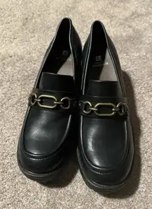 White mountain woman’s chunky heel platform loafers with brass chain size 11M‎