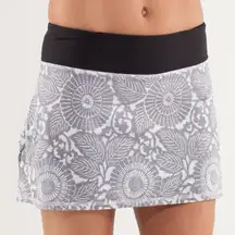 Lululemon Run Pace Setter Skirt (Regular) Beachy Floral White Fossil / Black