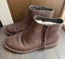 UGG Leather Ankle Boots Brown Side Zip Shearling‎ Lined Comfort Size 8