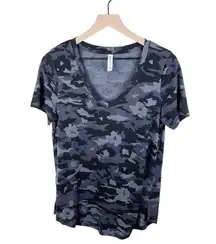 Athleta  Breezy Scoop V-neck Tee Short Sleeve T-Shirt Grey Camo Print Size Medium