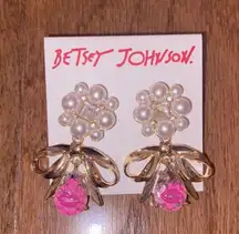 Betsey Johnson NWT  gold tone bow pearl drop earrings with little pink lips