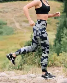 ZYIA Green Camo Pocket Light N Tight High Rise 7/8 Leggings Size 6-8