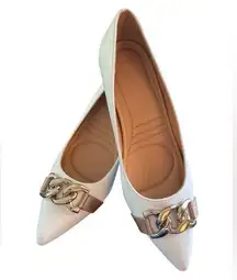 VTG Adrienne Vittadini White Faux Leather Kitten Heels 9M With Bold Gold Chain