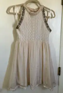 🌞Soieblu Cream Colored Embroidered Gray Floral & Ivory Diamond Mini Dress A