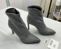 Womans Bar III Pull On Ankle Boots 6 Black White Checked Stiletto Stud Accent