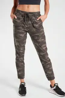 NWT  Camo Farallon Jogger 0