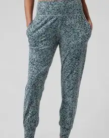 Athleta Salutation Jogger Ocelot Spot Minimalistic Grey Pant W-428 Size M