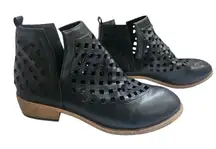 Journee Collection Women's Kat Cut Out Design Ankle Boots Sz 11