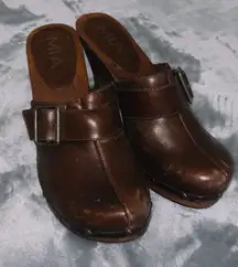 MÍA Wooden Leather Clogs With Side Buckle
