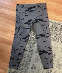 Large Gray & Black Ankle Leggings