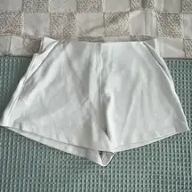 Lululemon Ribbed Softstreme High-Rise Short 2” Bone
Size 8