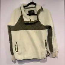 Abercrombie and Fitch white fleece and green quarter snap