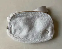Belt Bag 1L Fleece - White Opal/Gold
