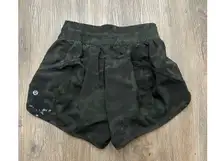 Lululemon Hotty Hot Short‎ Sz 4 Inseam 4" Incognito Camo Multi Gator Green