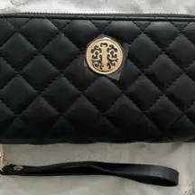 NWT Vegan Black quilted gold logo two zipper wristlet wallet, size 7”x4”, fall