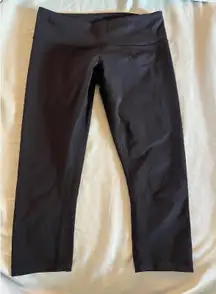 Lululemon Black Simple Cropped Mid Rise Leggings Size 8 20 in long, 28 in waist