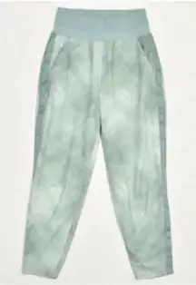 Athleta Nolita Slim Tapered Crop Pants Green Printed Size 12 Athleisure Travel