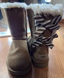 Sold out UGG SHORT BAILEY BOW II DIAGONAL STRIPES CHESTNUT SUEDE FUR BOOTS