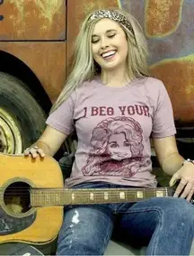 ROWDY CROWD I Beg Your Tee DOLLY PARTON size large