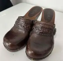 Mia‎ Brown Stamped Pattern Strap Buckle Boho Clogs Womens Size 7