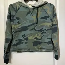 Forever 21 Green Camo Cropped Hoodie Size M