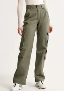 NWOT Abercrombie and Fitch Green Relaxed Cargo Pants 24 / 00 R