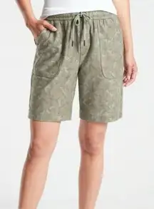 Athleta‎ Green Camo Print Farallon Bermuda Pull On Shorts