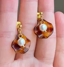 Handmade cute retro chic Tortoiseshell flower petal & glass pearls dangle earrings🤎