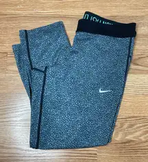 Nike‎ Dri-Fit 3/4 Leggings (Medium)