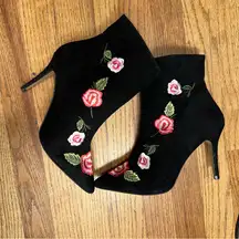 Betsey Johnson Estelle Pointed-Toe Embroidery Booties
Size 7.5 US winter fall