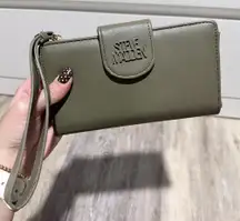 Steve Madden Green Wristlet Wallet Olive