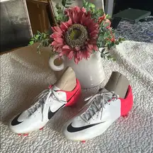 Nike Women's White and Hot Pink Soccer Cleats Sz 7 NWOT