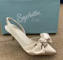 Anthropologie Seychelles Women's Forever Ivory Satin Bow Heels Pumps 7 NEW