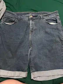 Time and tru mid rise shorts