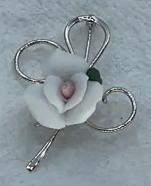Vintage Delicate floral decor brooch.