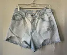 Levi’s Light Wash High Waisted Mom Distressed Jean Shorts Women’s Size 31/12