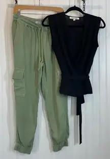 Elizabeth and James Women’s Green Cargo Pants & Black Sleeveless Belted Top M