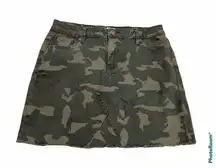 Altar'd State ‎ 5 Pocket Camo Raw Hem Stretch Mini Skirt Size Medium