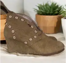 Sugar tan canvas print wedge Lace Up Wedge booties Women’s Size 8