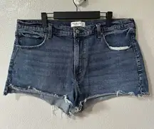 Abercrombie & Fitch Mom Short High Rise Size 32/16 Cutoff Denim Medium Wash‎