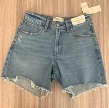 NWT Mid Rise The Baggy Jean Shorts Size 26 / 2